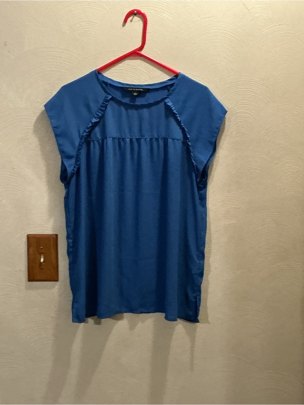 Zac and Rachel Blue Women’s Cap Sleeve Blouse w/ Ruffled Sleeve Fronts. Size L.